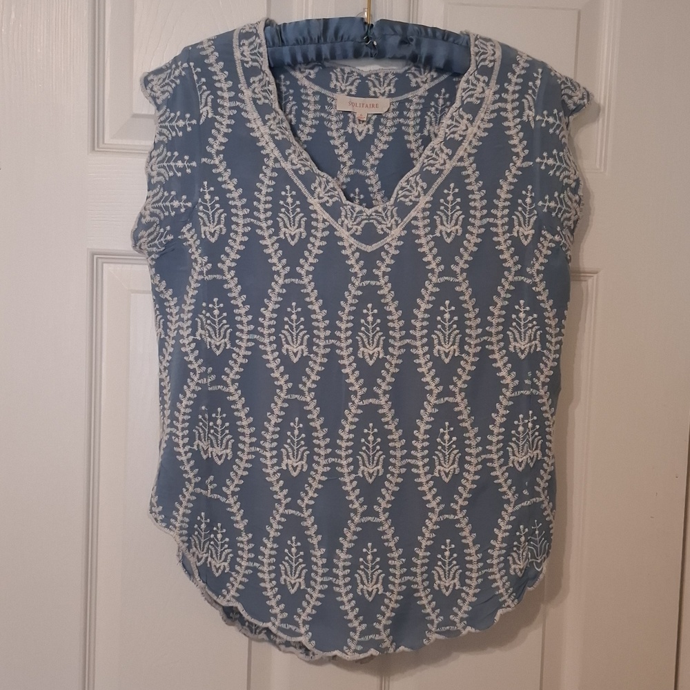 Solitaire sz L, dusty blue embroidered, v-neck, cap sleeve top.